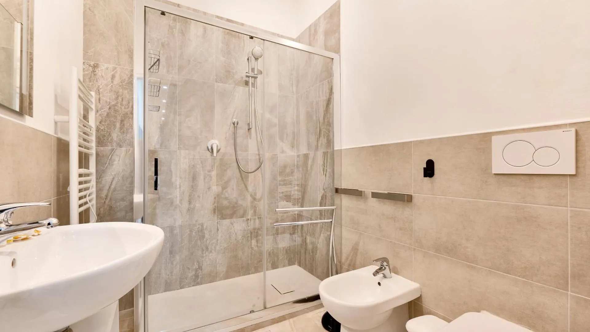 Sunny Apartment Near The Sea Lido di Camaiore Italy