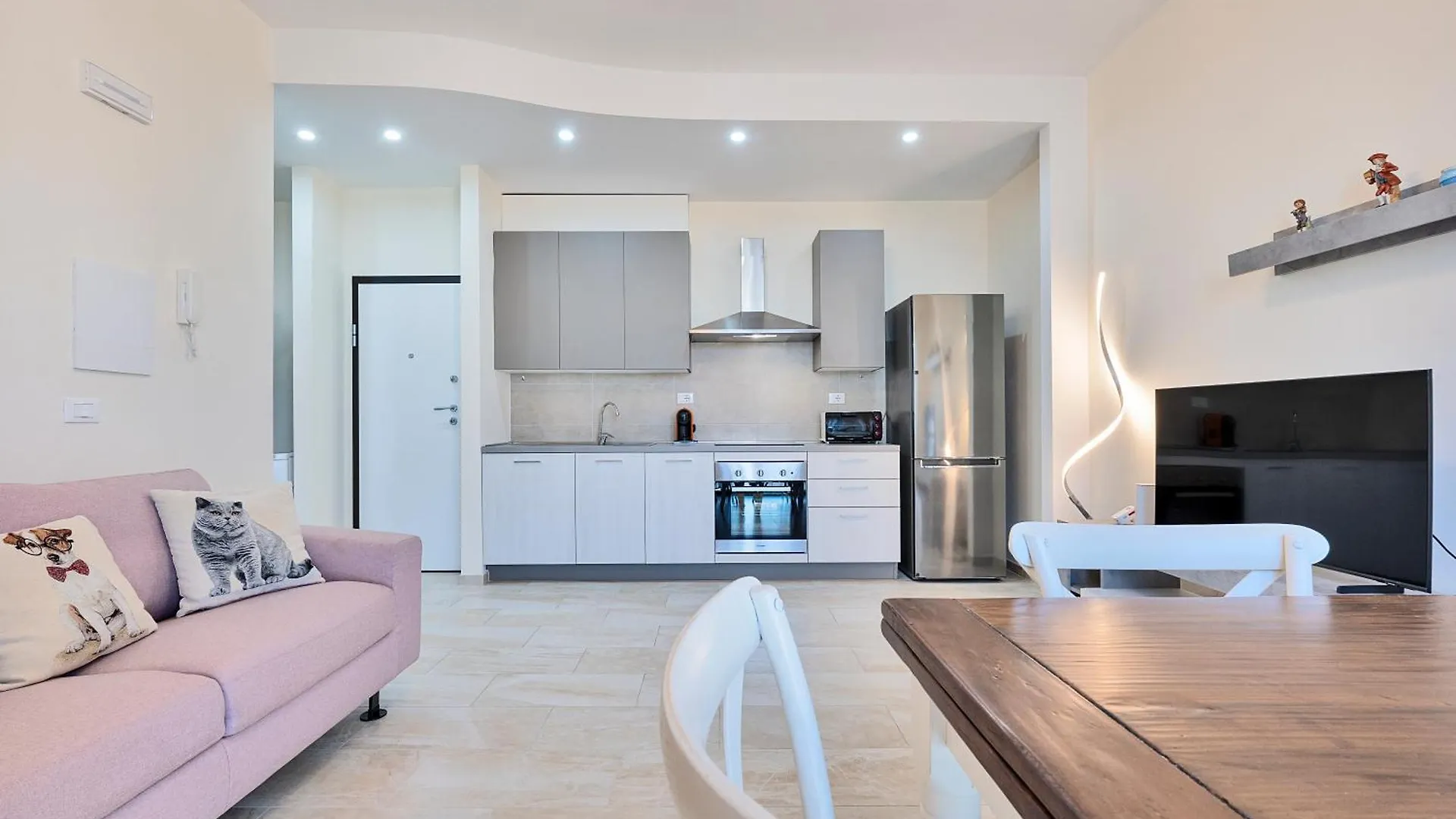 Sunny Apartment Near The Sea Lido di Camaiore Italy