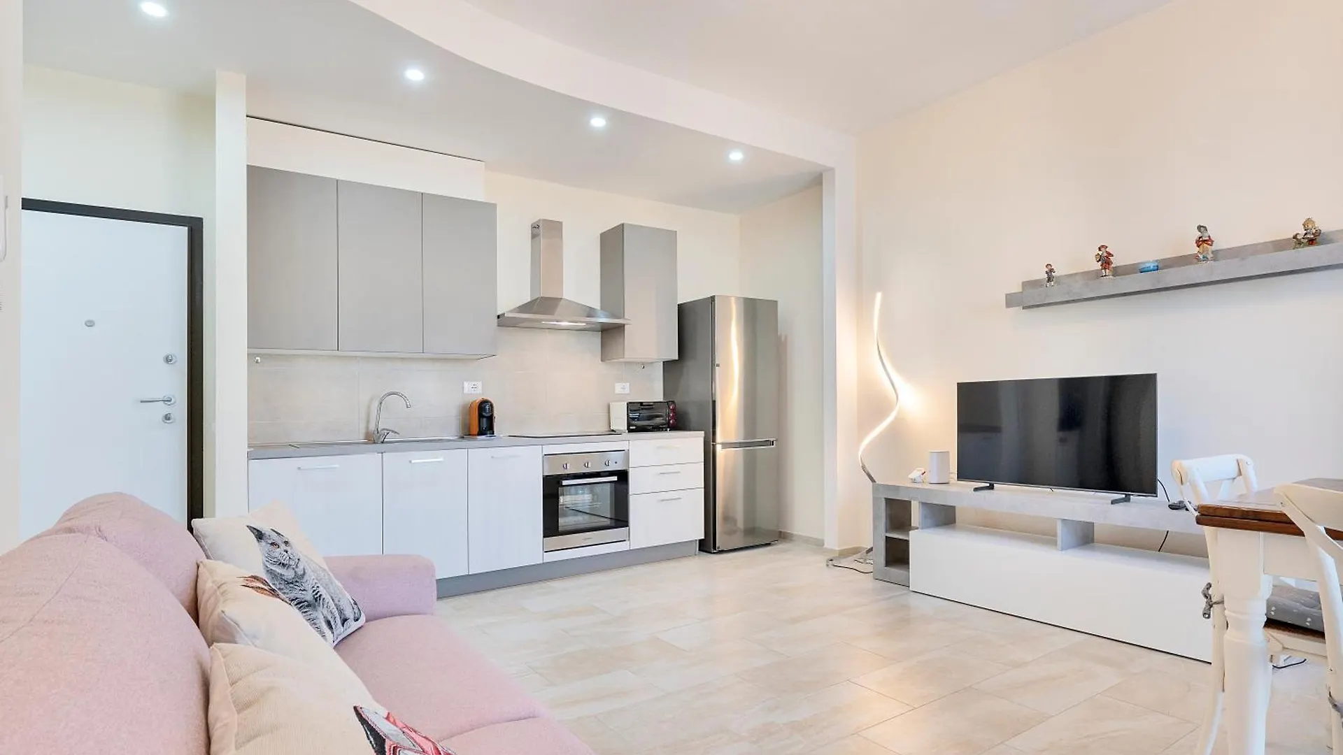 Sunny Apartment Near The Sea Lido di Camaiore Italy