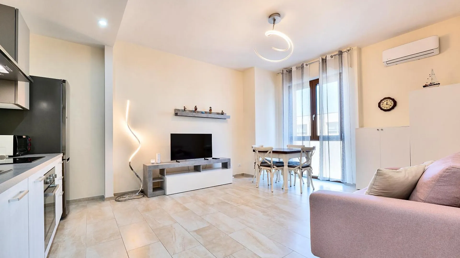 Sunny Apartment Near The Sea location